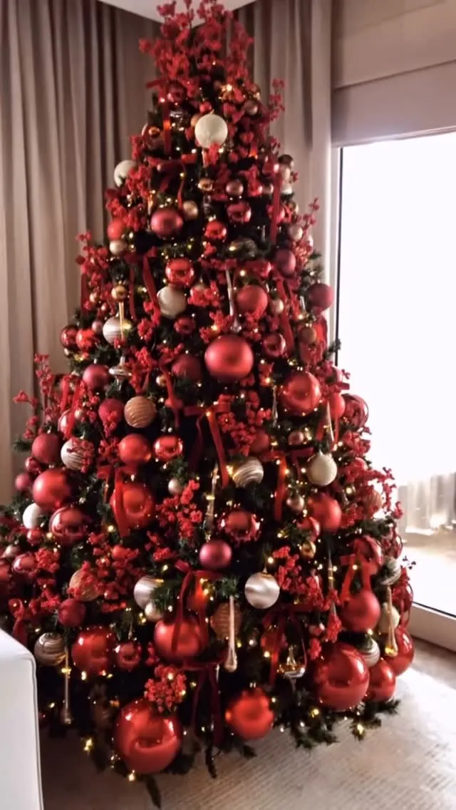 Árvore natalina com esferas em vermelho, branco e tons metálicos