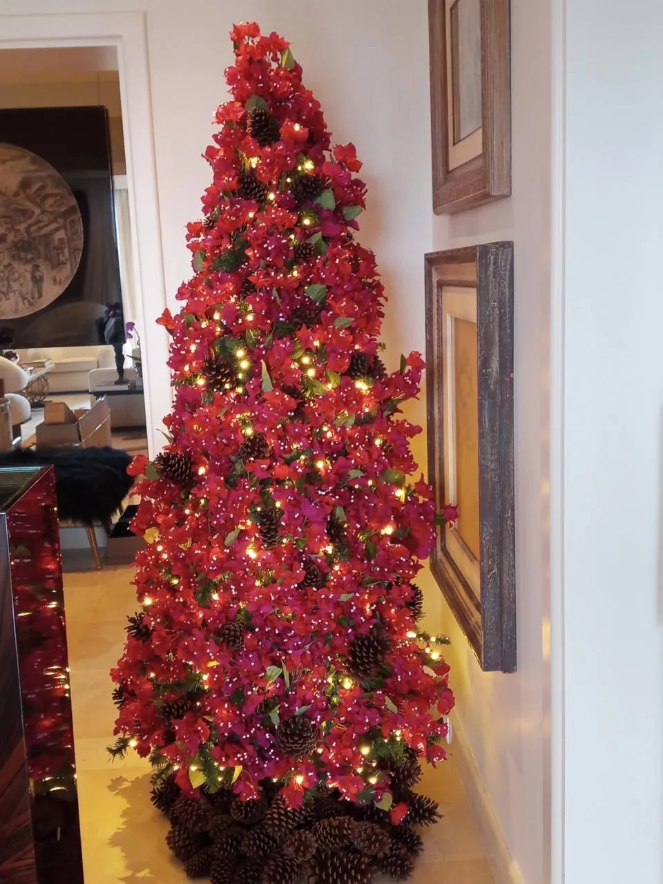 Árvore de Natal no estilo Bordô e poinsétias, criada por Regis Motta