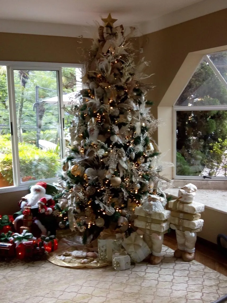 Árvore de Natal no estilo Champanhe, criada por Regis Motta