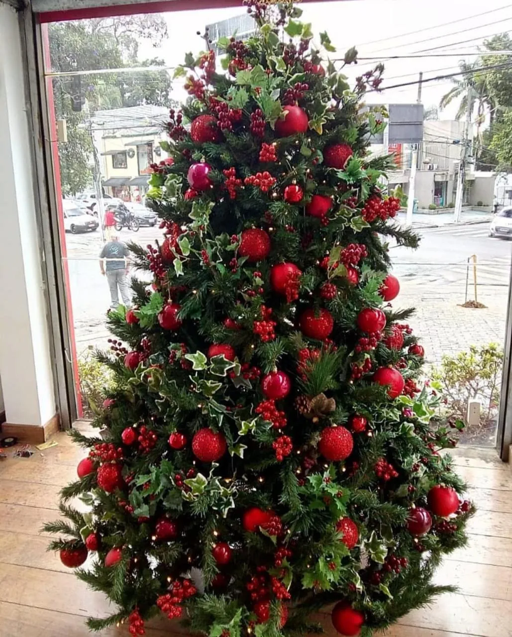 Árvore de Natal no estilo Vermelho clássico, criada por Regis Motta