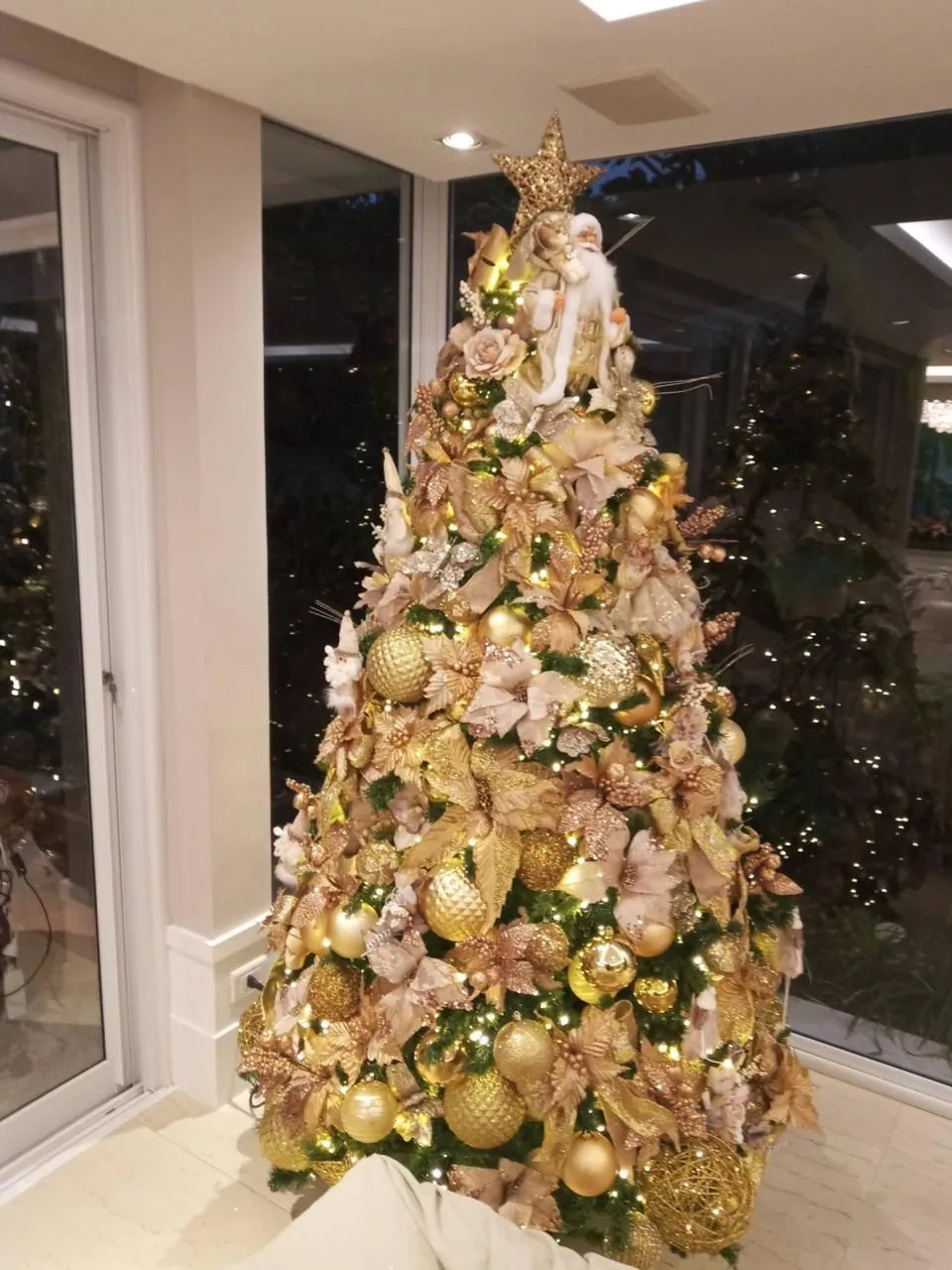Árvore de Natal no estilo Dourado, criada por Regis Motta