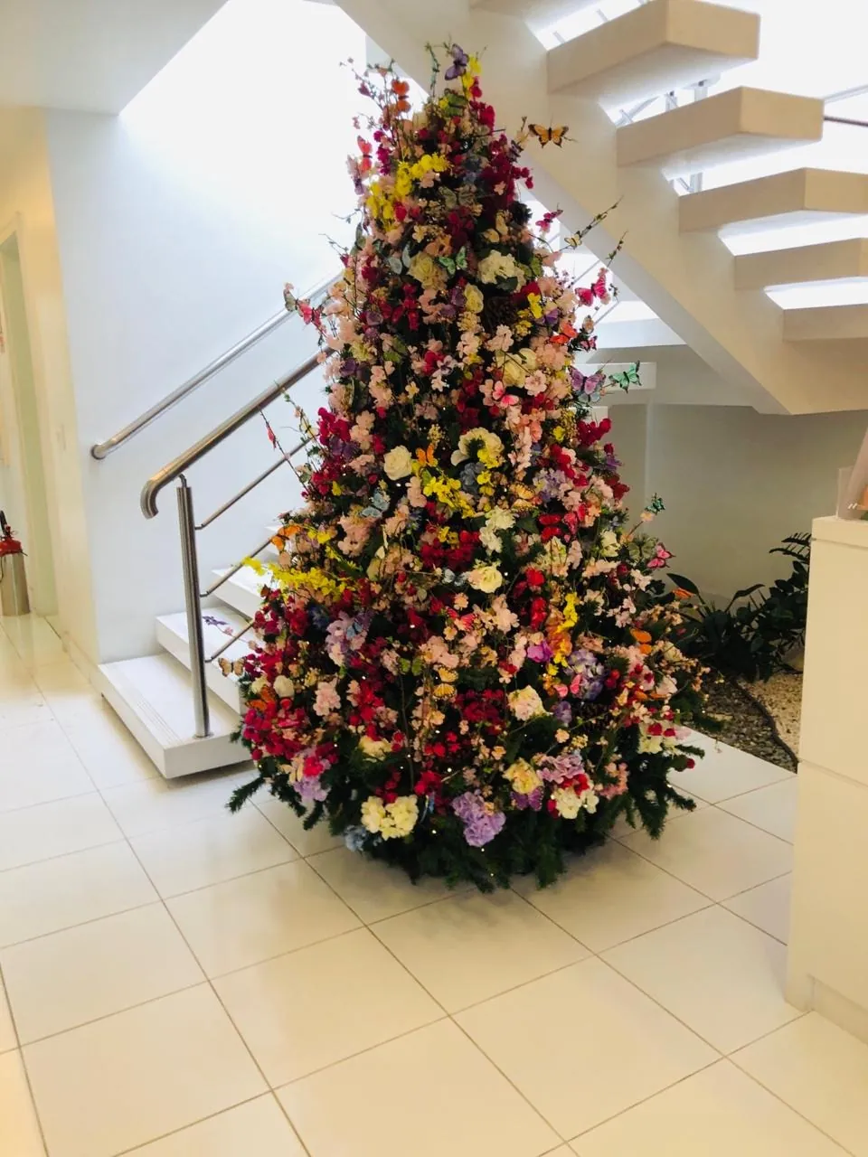 Árvore de Natal no estilo Floral, criada por Regis Motta