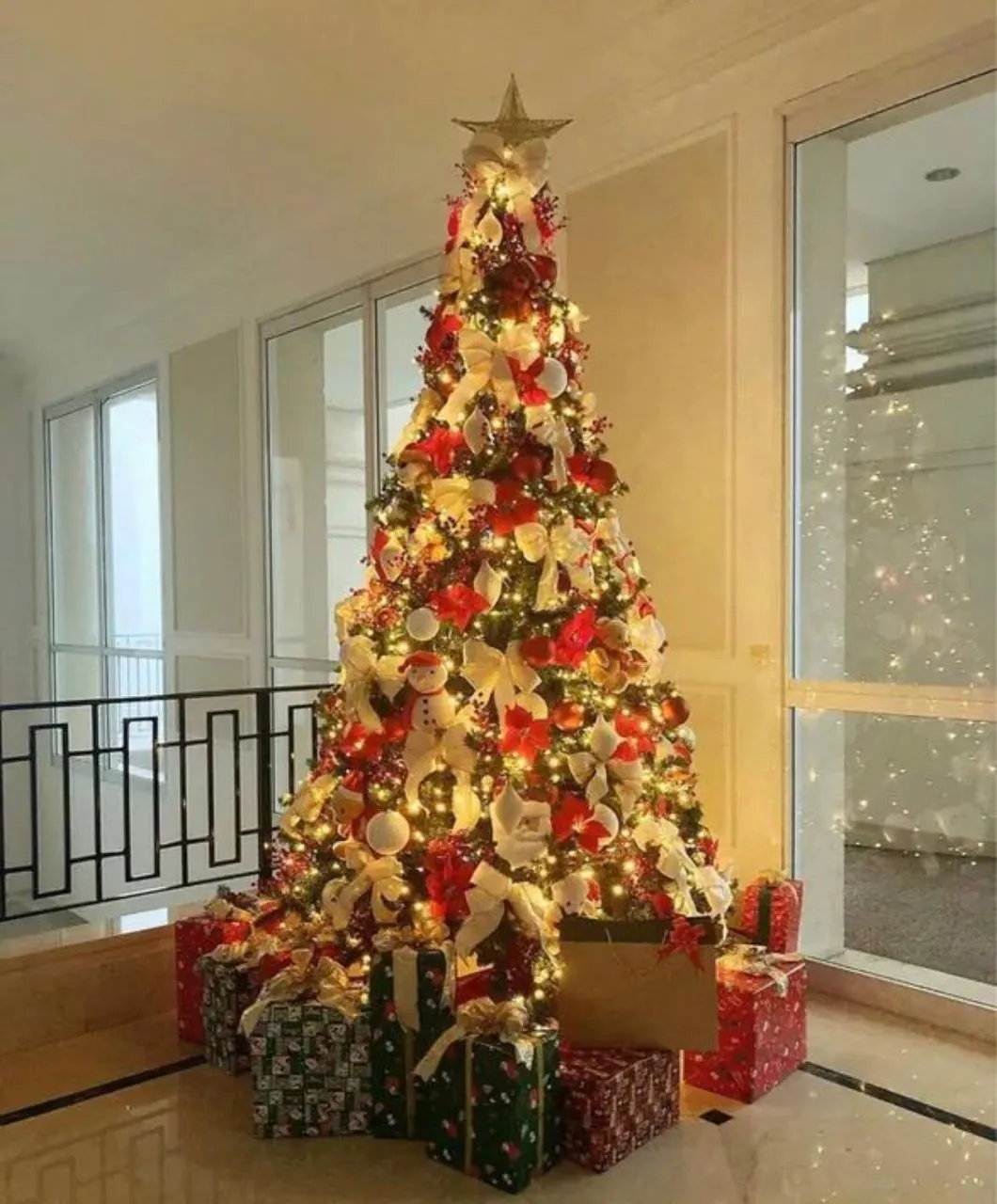 Árvore de Natal no estilo Marfim e ouro, criada por Regis Motta