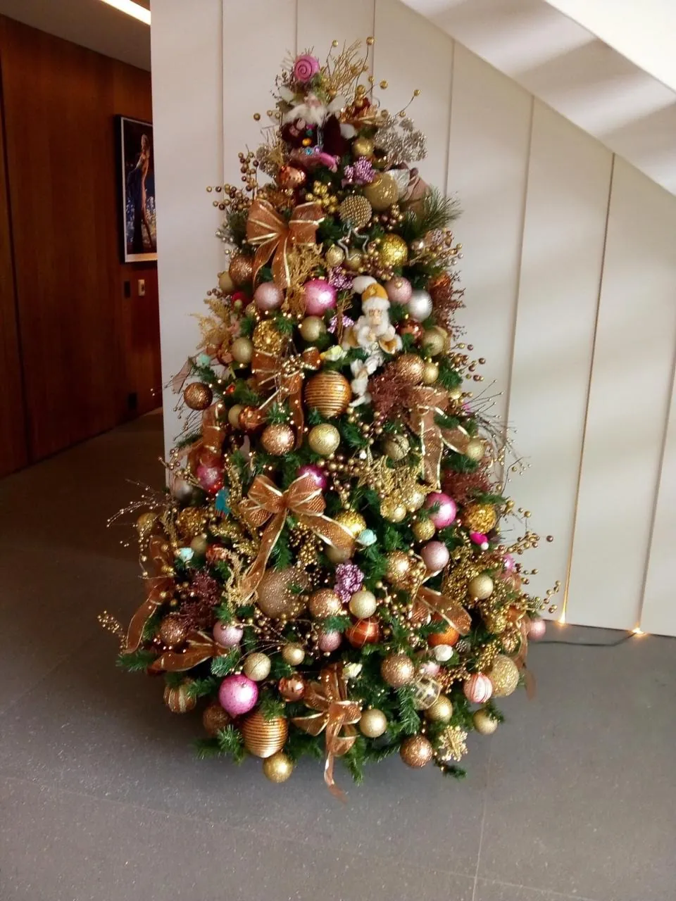 Árvore de Natal no estilo Rosé e ouro, criada por Regis Motta
