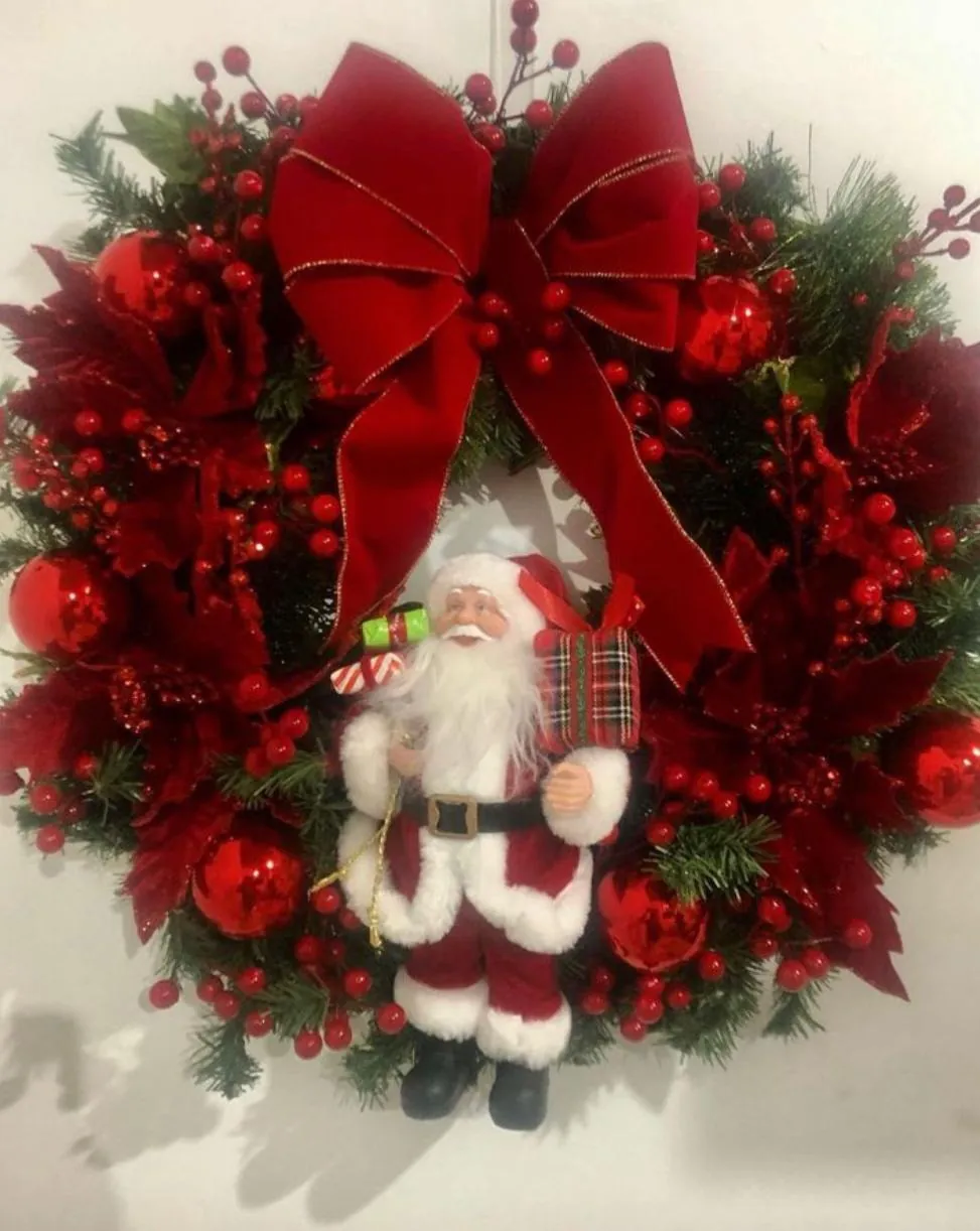 Guirlanda com grande laço de veludo vermelho, esferas e Papai Noel